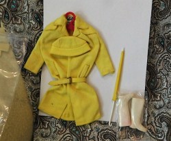 949 BARBIE DOLL YELLOW STORMY WEATHER COAT, BELT, BOOTS, HAT, UMBRELLA  COMPLETE 1963